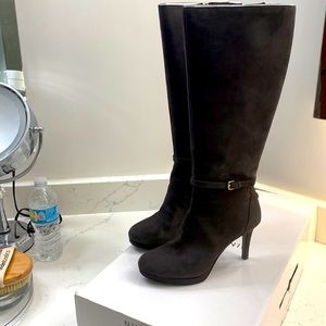 Nine W. women’s size 8.5 dark gray suede zip belted boot